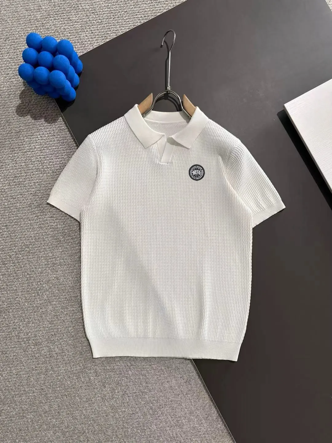 Next day shipment P300 High quality Big Goose 2025 new summer men's lapel short-sleeved knitted fabric Made of combed cotton yarn knitted cotton fabric, pure cotton high-weight special yarn, it feels full of weight when weighed, and the upper body is more textured than ordinary knitted fabrics. This texture can cope with the weather. Perfectly produced stitch by stitch according to the original version! Show nobility. Sizes: M to 3XL